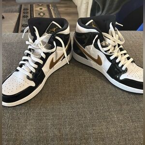 Air Jordan 1 mid SE patent leather